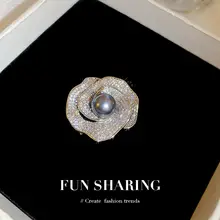 高級感ある黒真珠の山茶花ブローチ【女性用・デザイン性高い・スーツ用装飾】