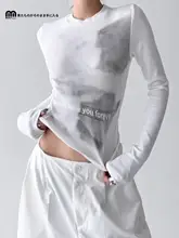 美しいデザインのラウンドネック長袖Tシャツ【スリムフィット・プリント・女性用・ショート丈】