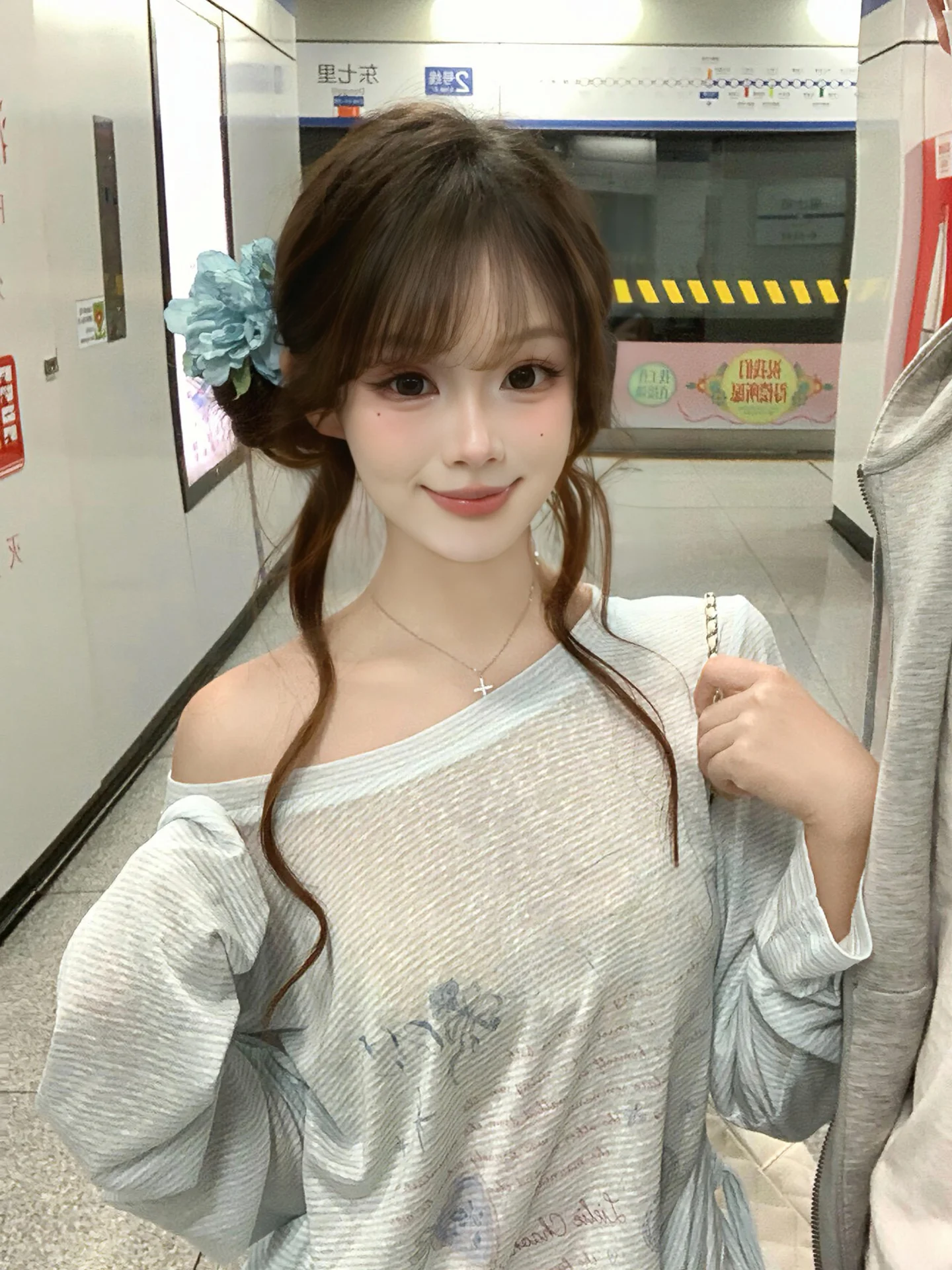 キャンパスファッションで「ダサい」を楽しむには？小柄女子にこそおすすめのオフショルダー・ミニスカートセットとは