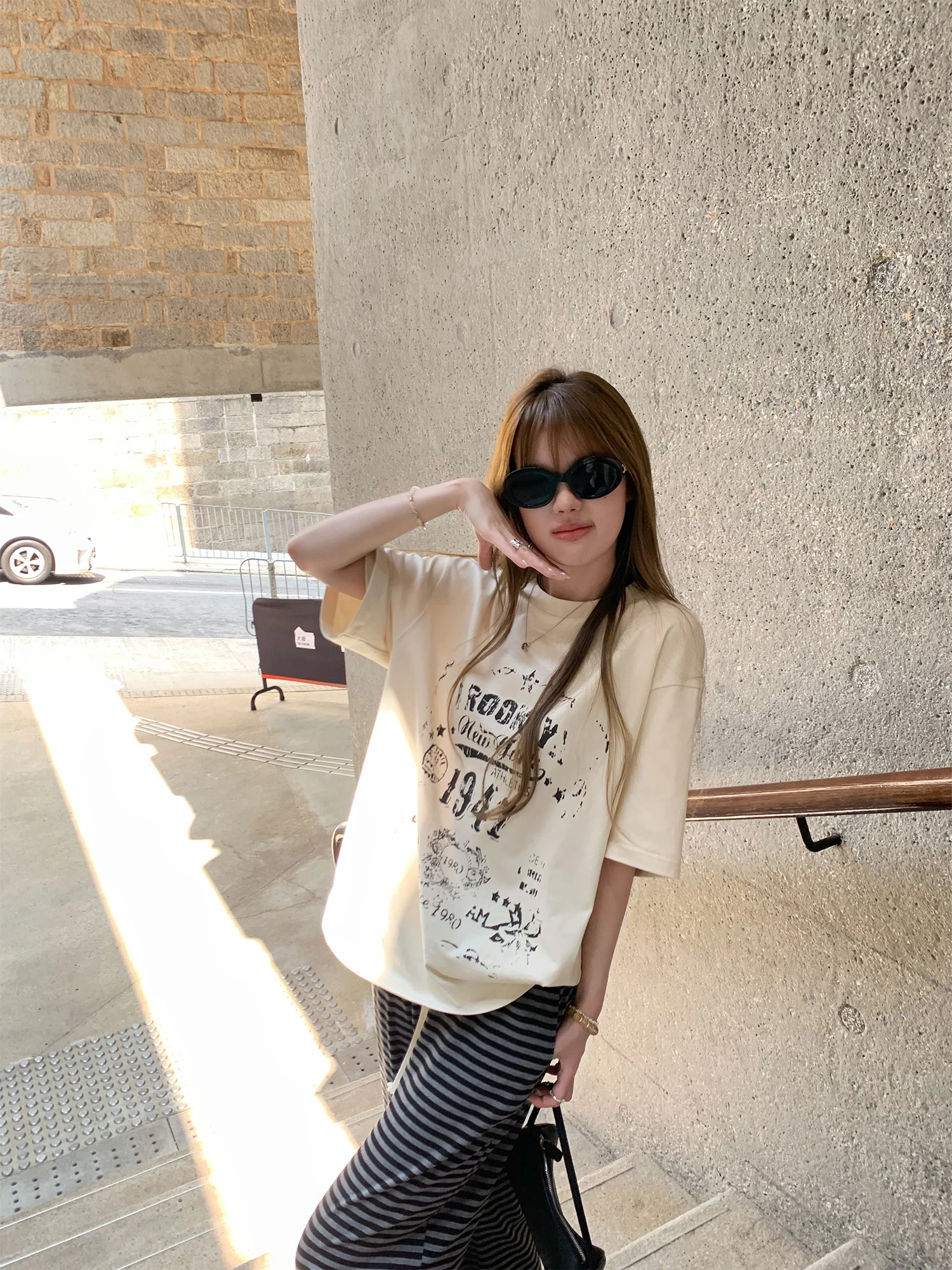 ベージュTシャツがダサいと感じるのって、本当の理由はどこにあるの？