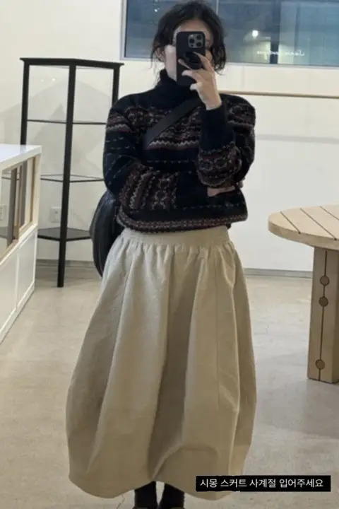 レトロなジャカードデザインのハイネックニット