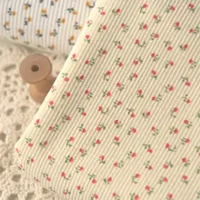 淡い米色の赤花模様 コーデュロイ生地【秋冬・DIY・衣類制作に最適】