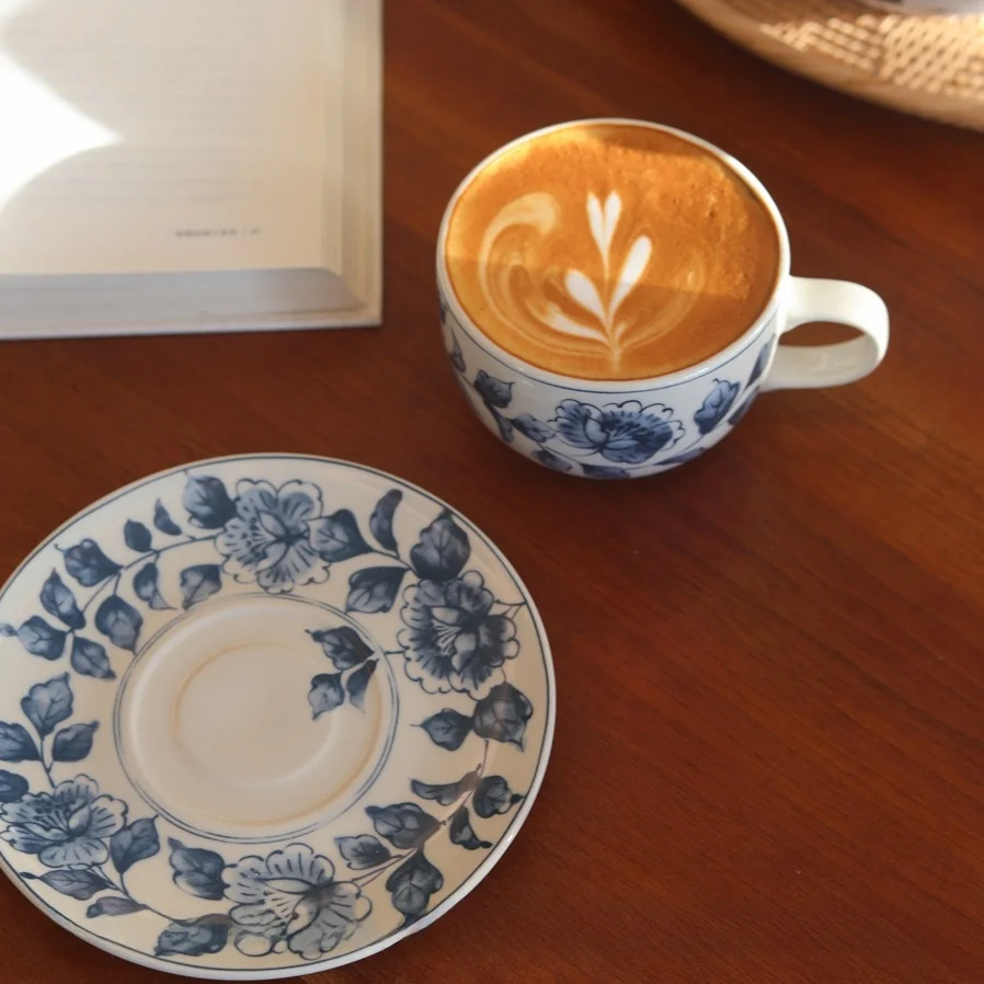 景徳鎮製レトロデザイン山茶花のカラフルラテカップ：中国風カフェシーンでの実用性とデザインの特徴