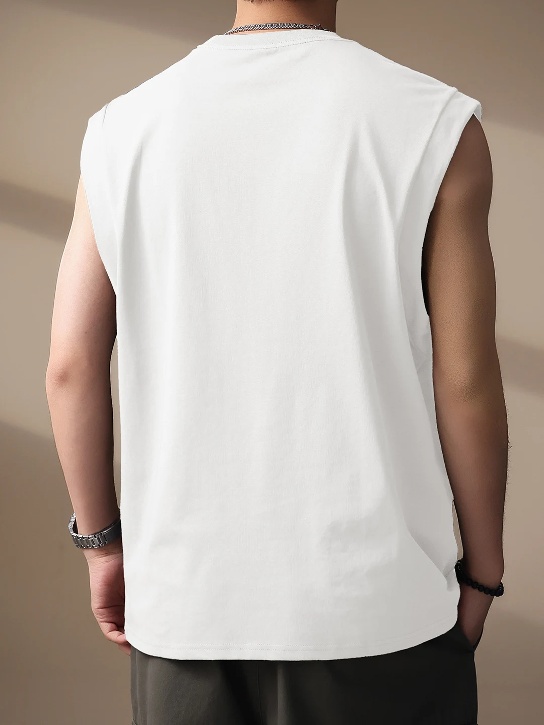 汗をかいても臭わない服を選ぶには？貴色の無袖タンクトップが解決する夏の悩み