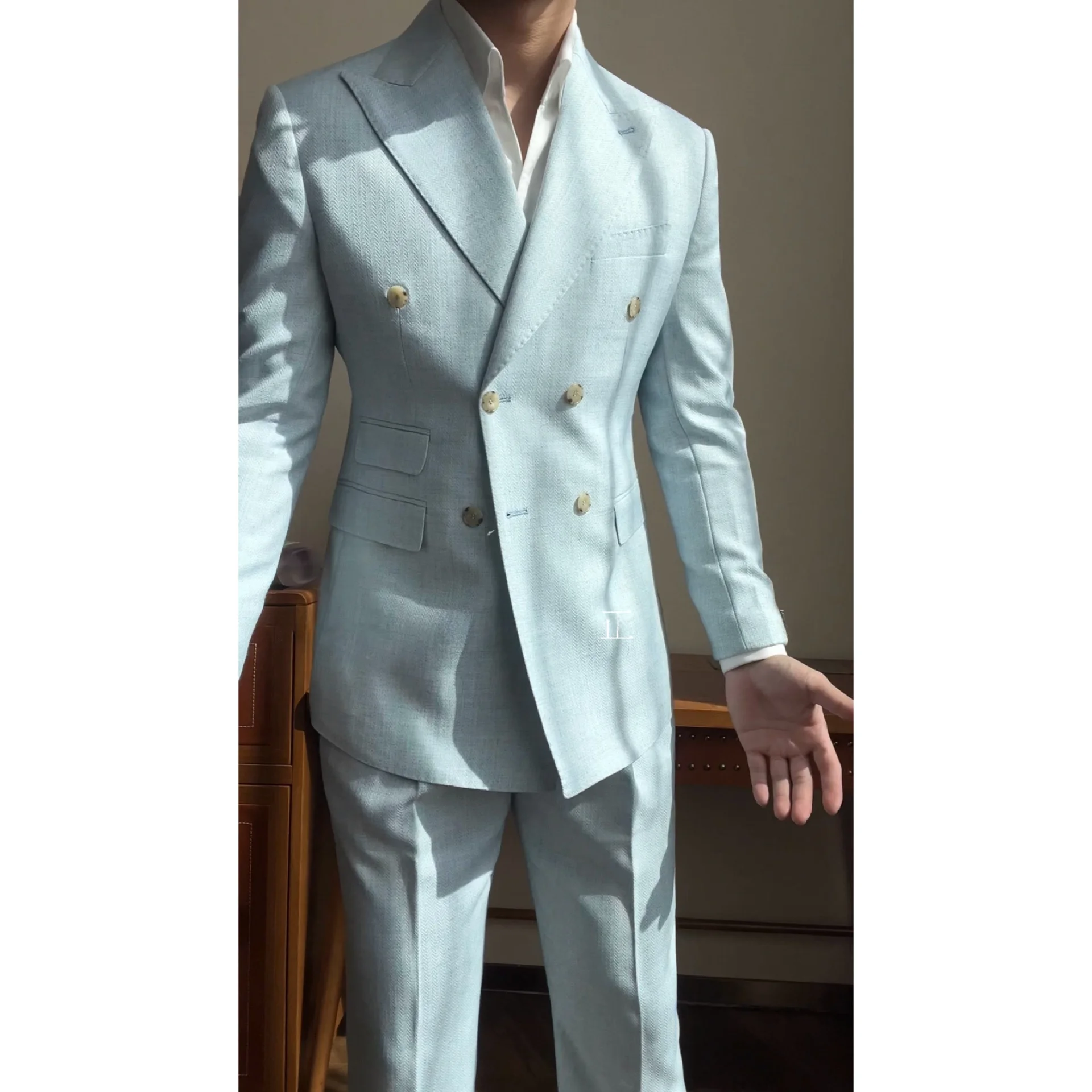 結婚式 スーツ グレー おすすめのカジュアルスーツスタイルとは？