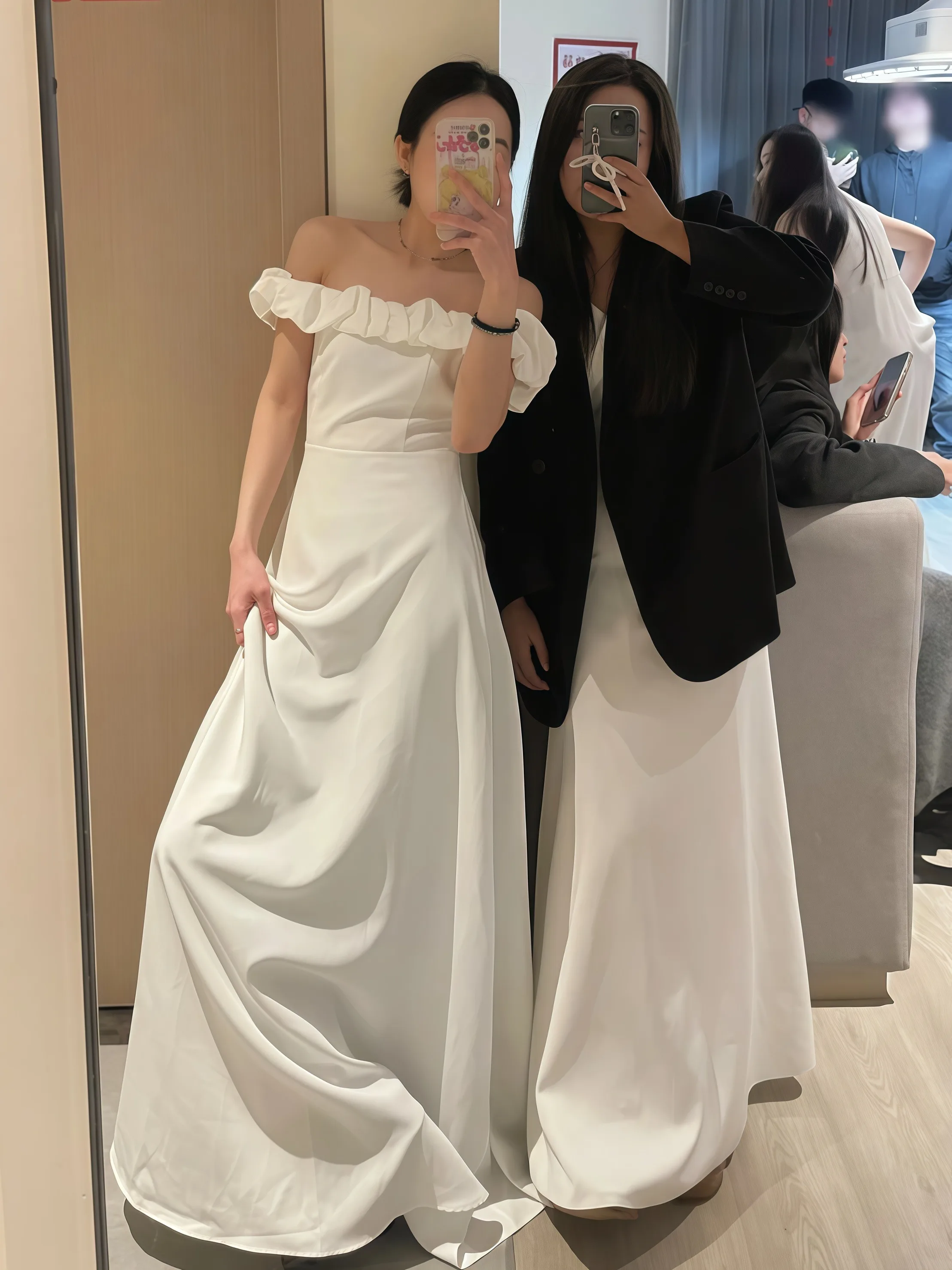結婚式 ベージュの衣装としてのホワイトサテンドレスの実用性と空間調和