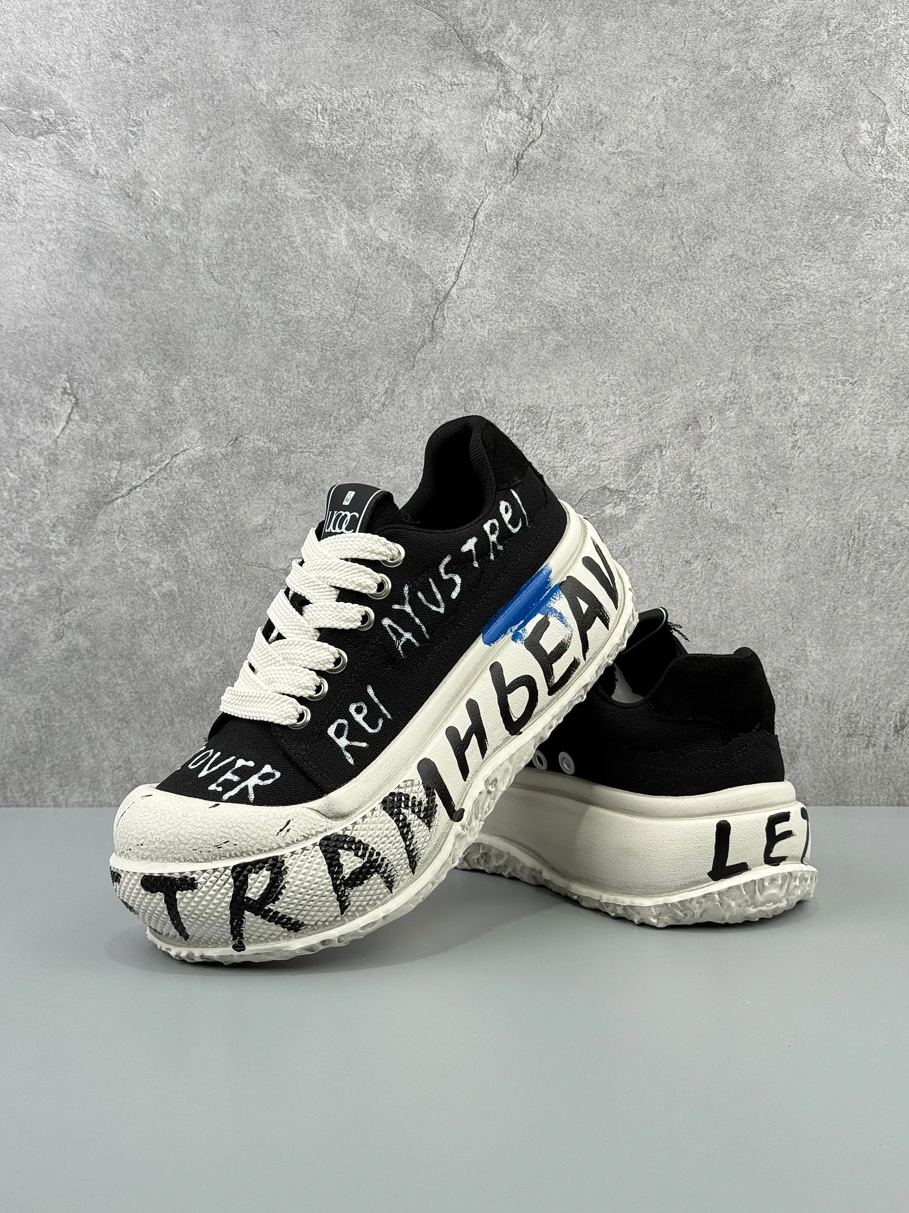 10代の男子が選ぶストリート系ファッションブランドで、どうやってchunky sneakersを選ぶべきか？
