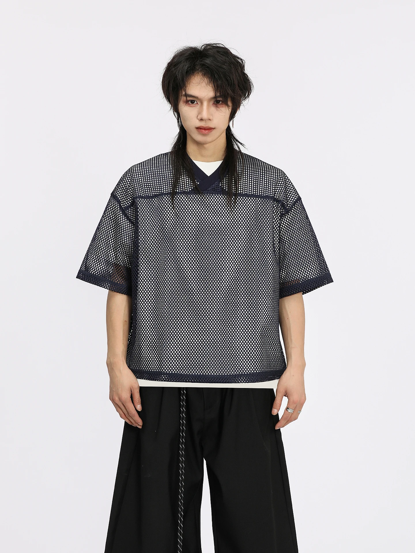 「tシャツの中に着る」が今、なぜ注目さ れているのか？個性的な都市スタイルのボクシーショートTシャツで答えをつかむ