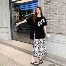可愛らしいデザインのTシャツとフラワープリントのスカート【夏用・女性・フィット感あり】（セットアップ対応）