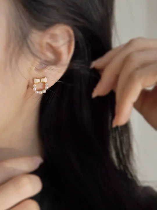 かわいらしい小さなパールのリボンイヤリング【子供用・耳に穴あけ不要・おしゃれなアクセサリー】