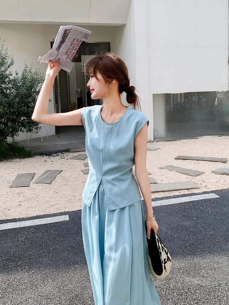 忘年会に着て行く服は、どう選ぶ？30代女性が実際の場面で試した「ノースリーブブラウスとスカート」の選び方