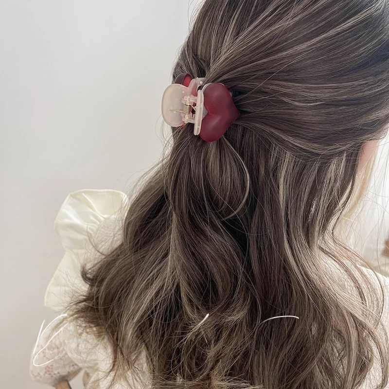 ポニーテールの垢抜けと後れ毛対策に最適なミディアムサイズヘアクリップ