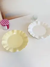 エレガントな浮彫りデザインのクリーム色プレート【高級食器・美しい外観】
