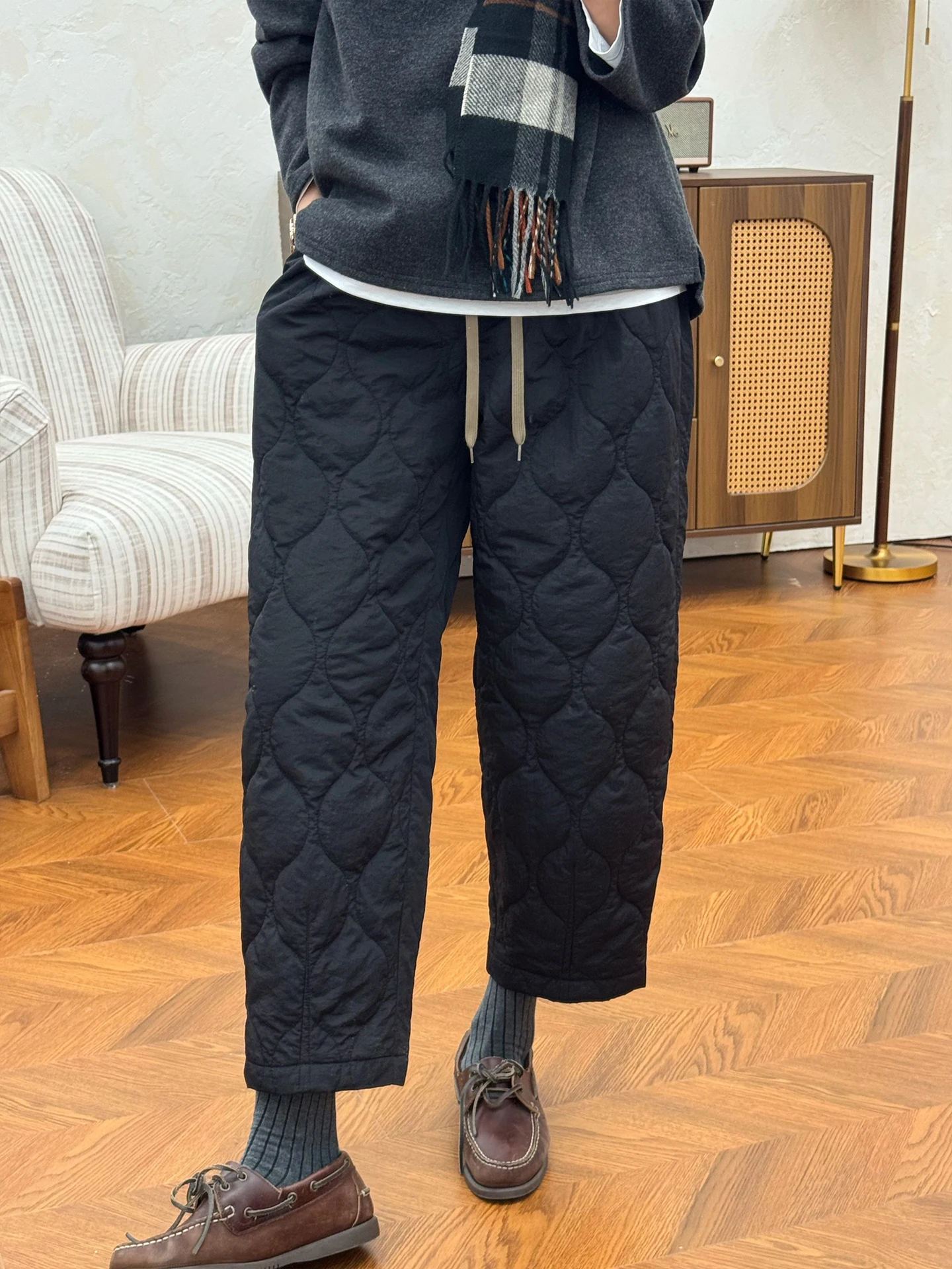 40代のジーパンコーデに合うトップスは？黒のダイヤモンドキルティングパンツが解決するリアルな着こなし