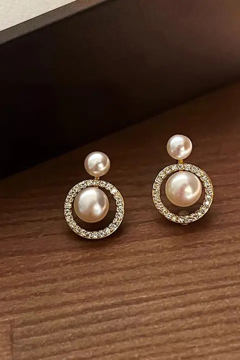スタイリッシュなジルコンパールピアス【高級感あるデザイン・軽やかで上品】