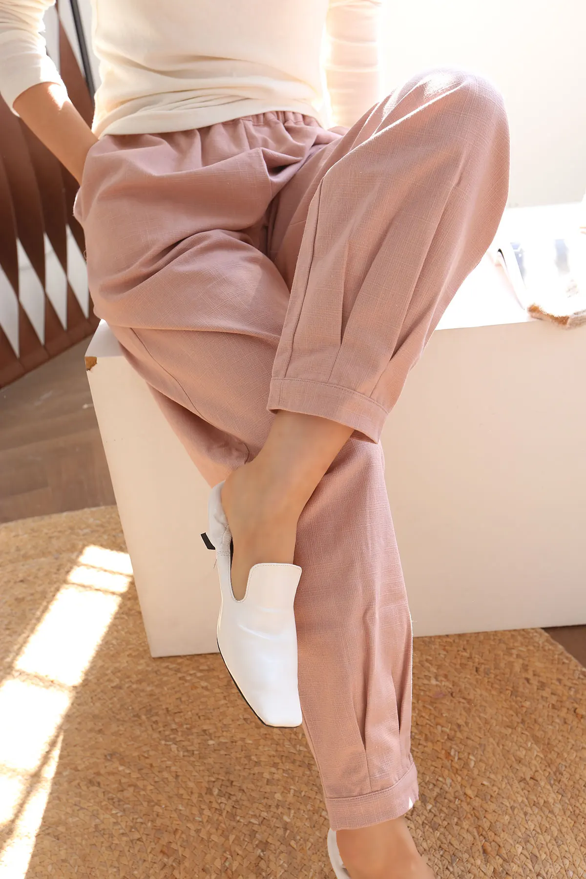 太もも太い女性向けのコットンリネン製厚手taperedパンツのデザインと実用性