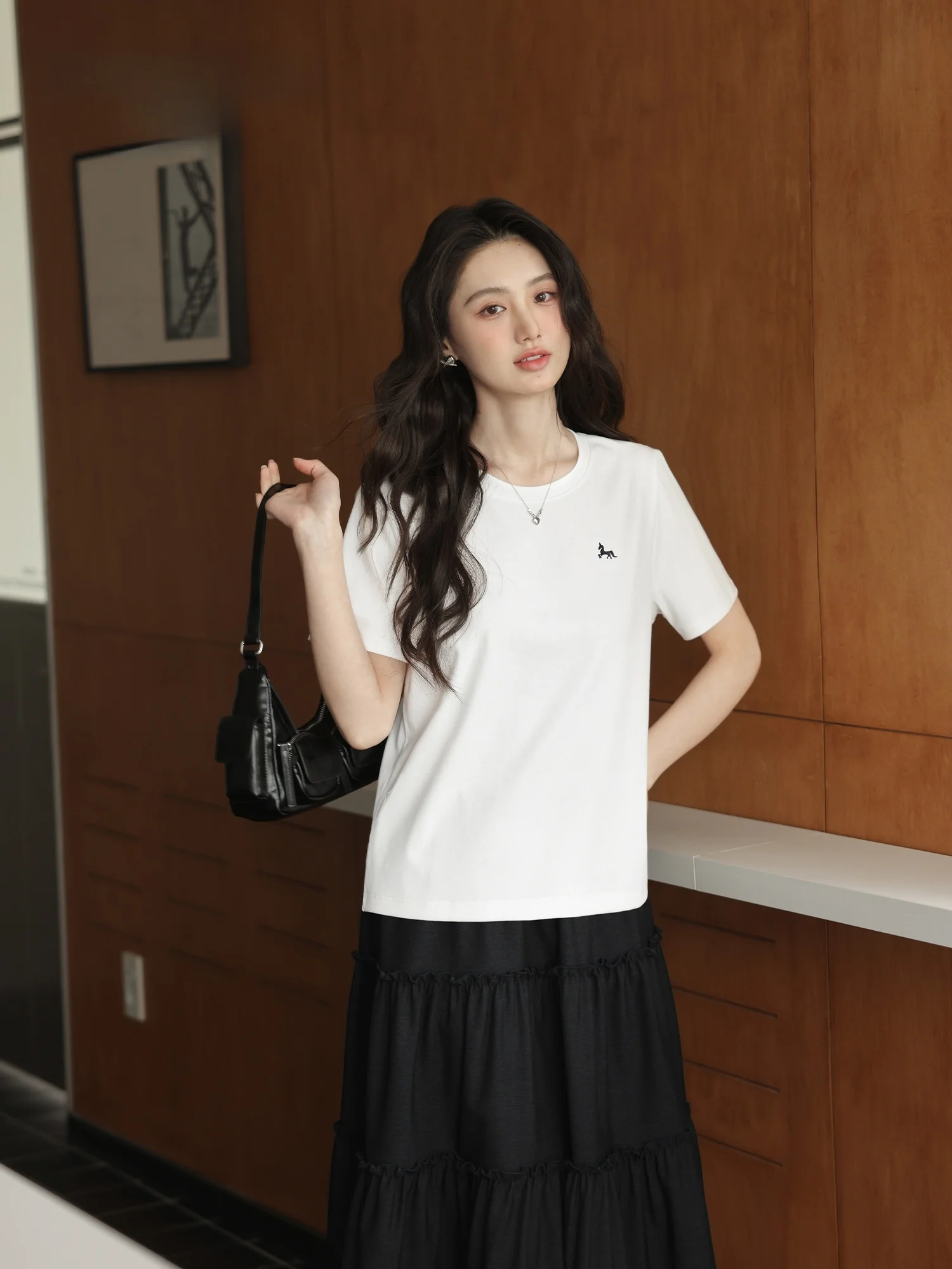 通勤Tシャツが安いおすすめは？「愛蔷薇」の白Tシャツが今、女性の日常を変える