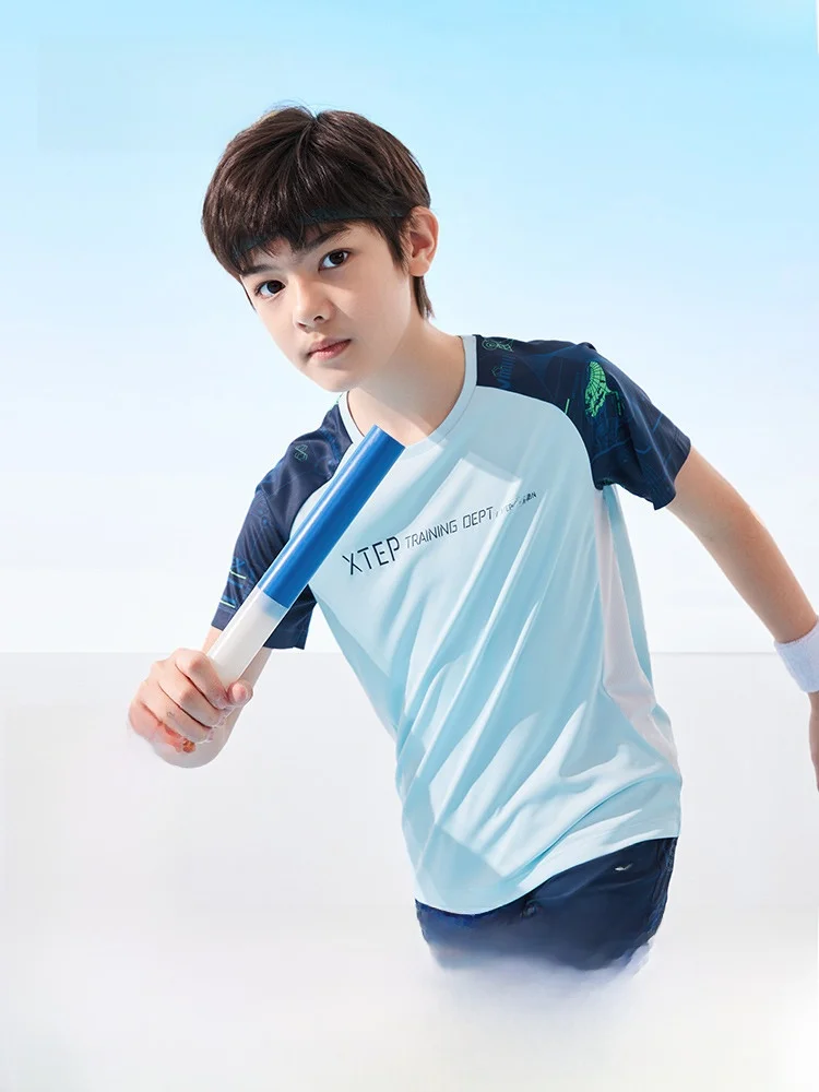 スポーツトレーナーを選ぶべきタイミングは？夏の日常に溶け込む1本のTシャツが答えを教えてくれる