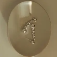 デザイナーオリジナルのビーズイヤリング【925純銀・シンプル・ユニークデザイン】