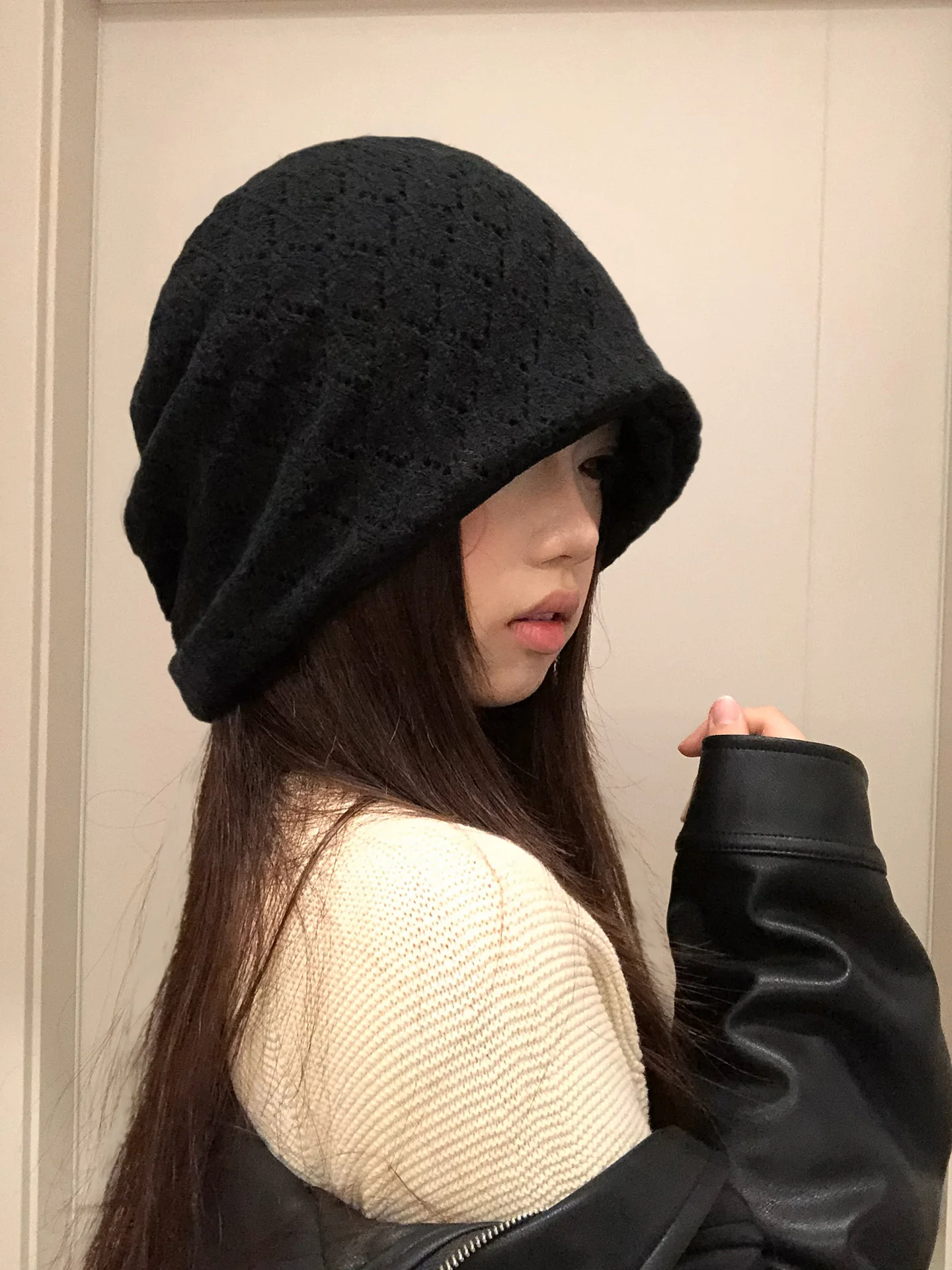 春先に着るニット帽は、本当に必要なのか？