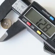 マットな質感のブロンズ金属ボタン【英国デザイン・打ち出しテクスチャー・直径13mm】