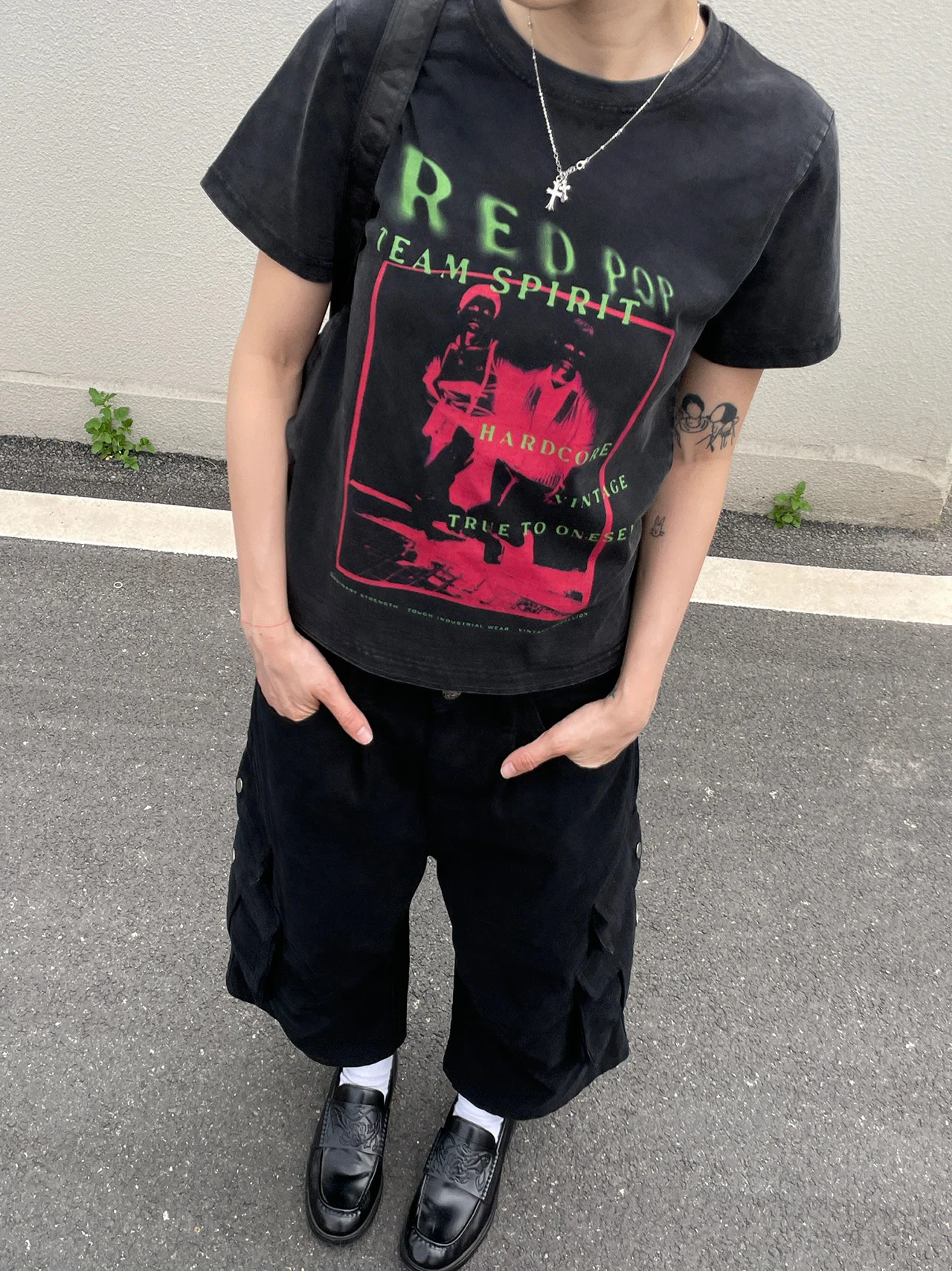 レトロキャラクター柄ウォッシュド加工半袖Tシャツ：夏の日常着に最適なデザインと素材のバランス