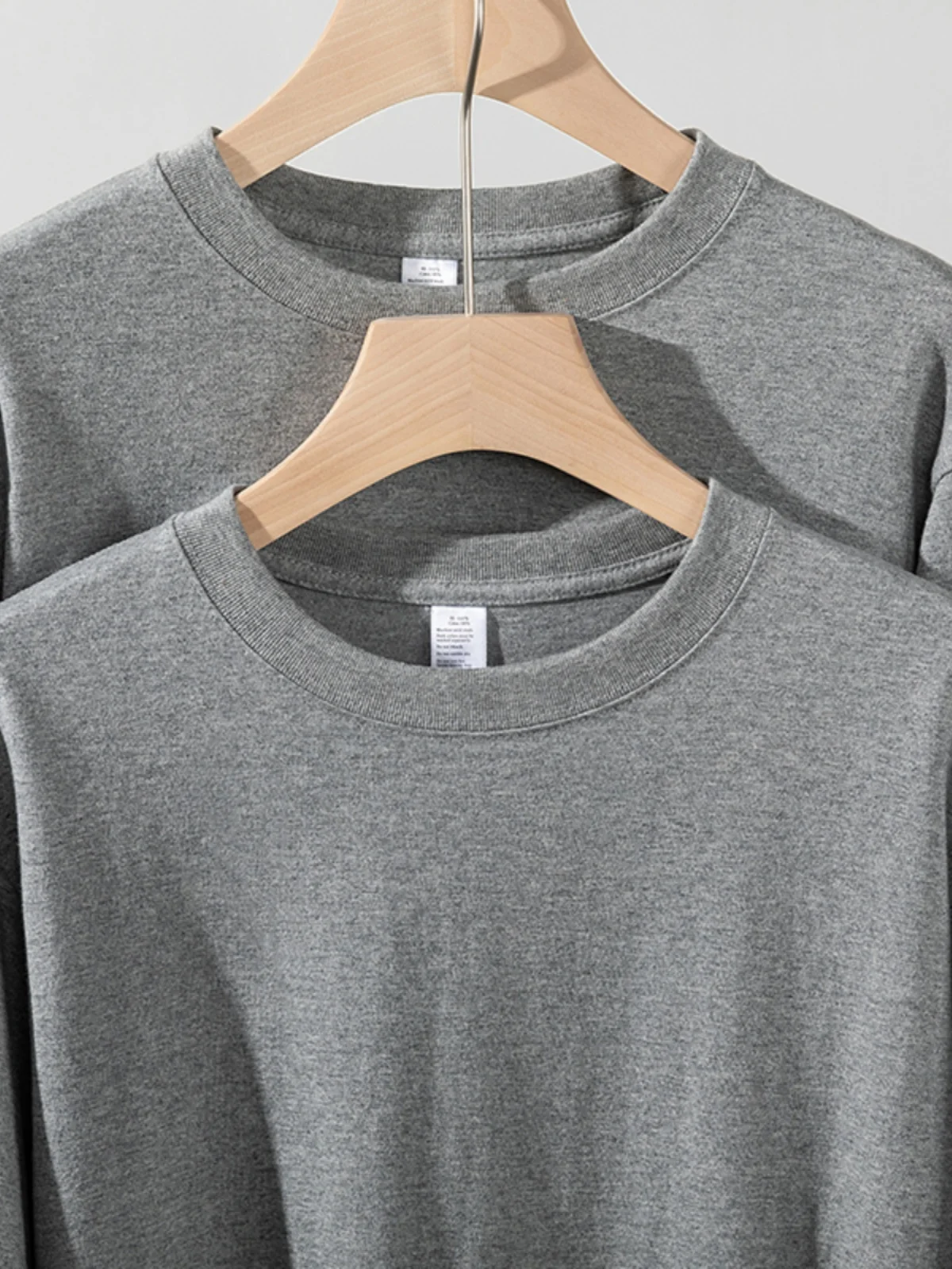 ロンティー重ね着にどんな色が合う？麻灰色の長袖Tシャツが秋の着こなしを救う理由とは