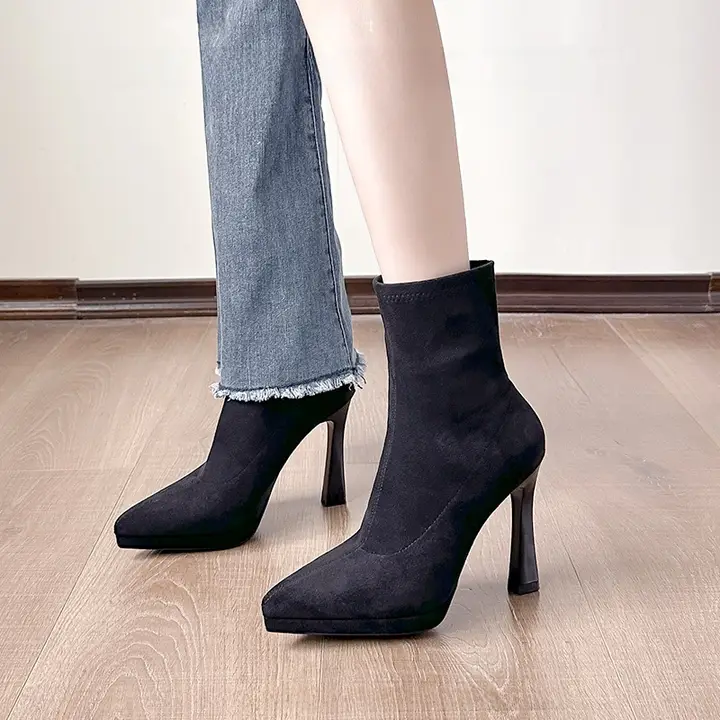 黒のストレッチブーツ【防水ソール・ミドルカット・ハイヒール・先細デザイン】