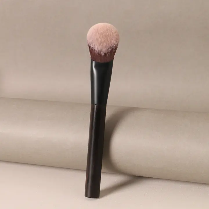 チークブラシ 斜めカット エアファイバー 粉含み良好 粉飛びしにくい コンパクト 初心者向け メイク直し 自然な仕上がり 「Q65」