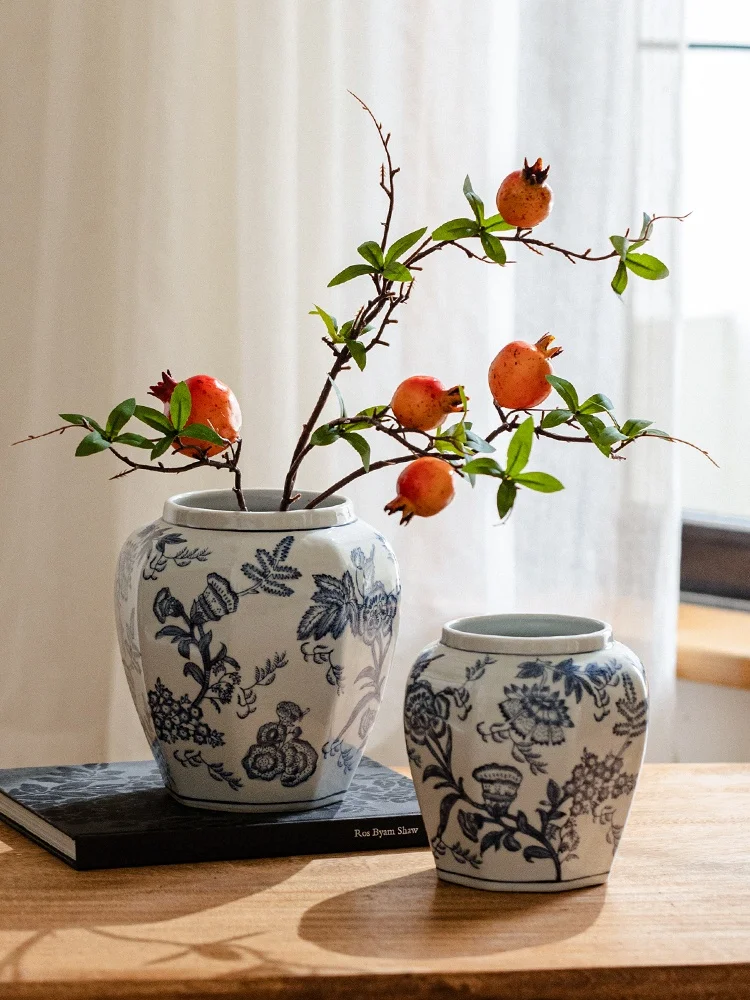 青花瓷装飾花瓶：中式風格陶器のリビング・インテリアに最適な選択