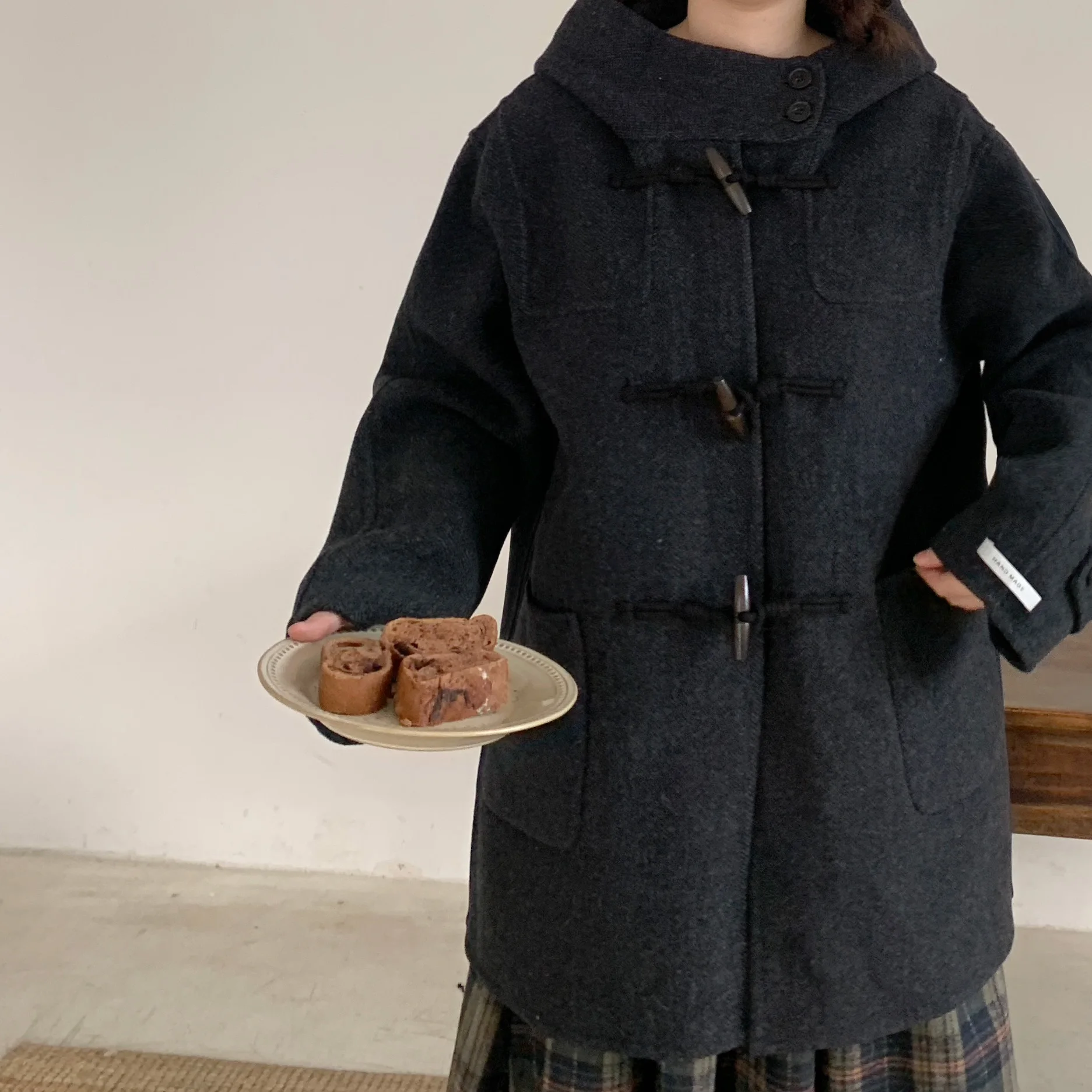 学院風デザインの中長丈ダウンコート：トラディショナルウェザーウェアの実用性と耐水性を検証