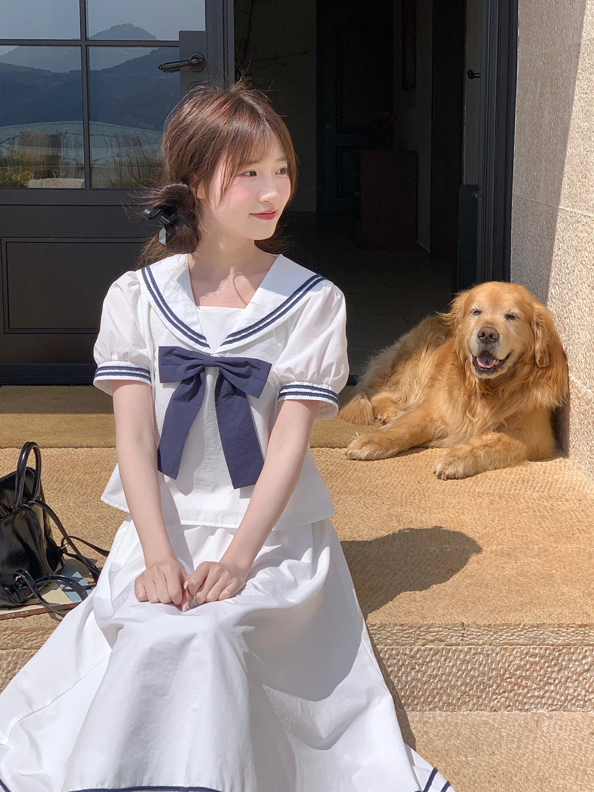 ワンピースのポーズを自然に取り入れるには？学院風の水手服ワンピースが解決するリアルな悩み
