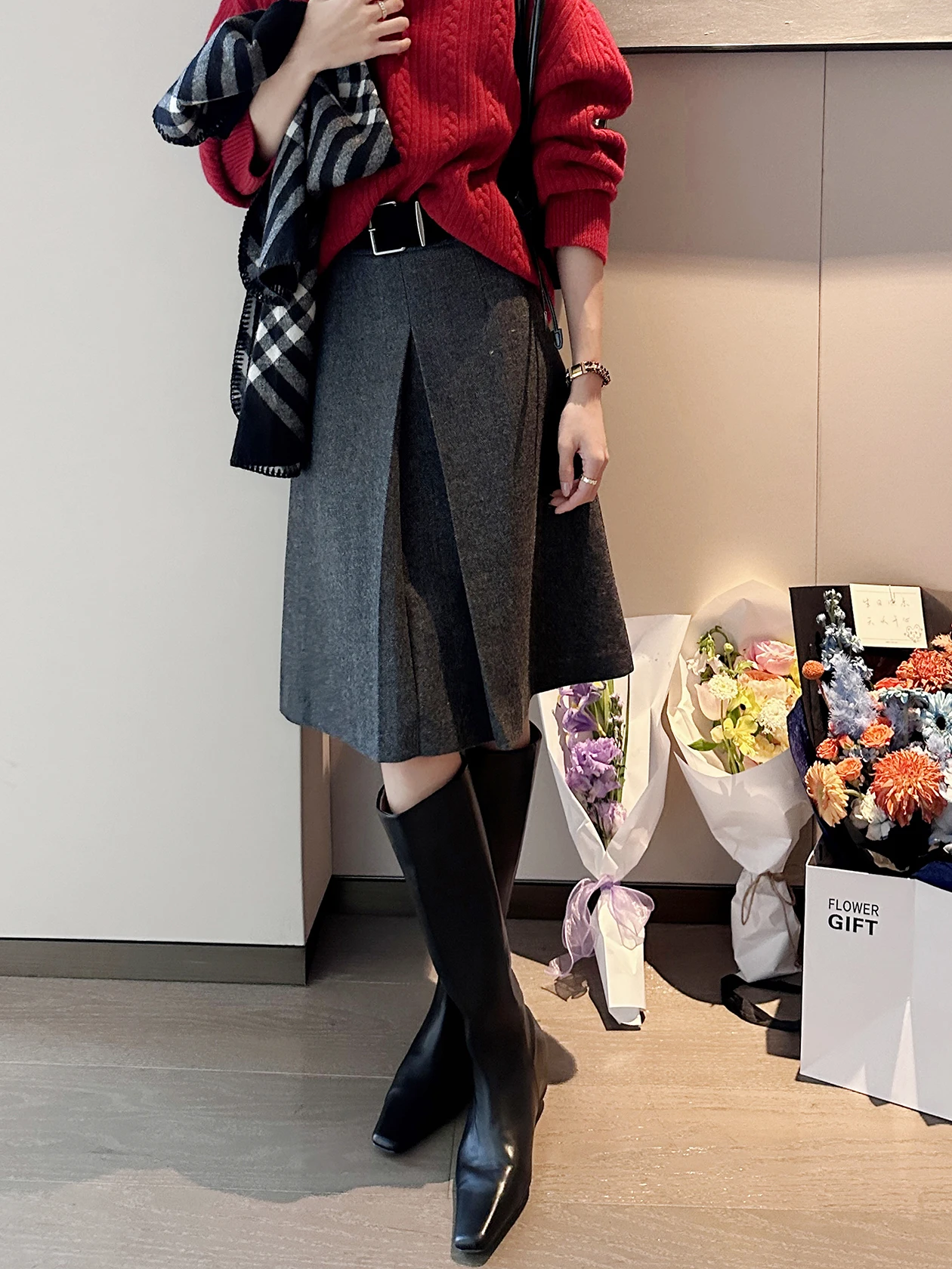 30代男性が好きな女性の冬の着こなしは、このグレーのプリーツウールスカートから始まる？
