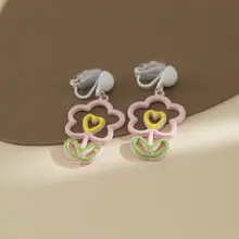 可愛いピンクの花モチーフイヤリング【穴あけ不要・シンプルデザイン】