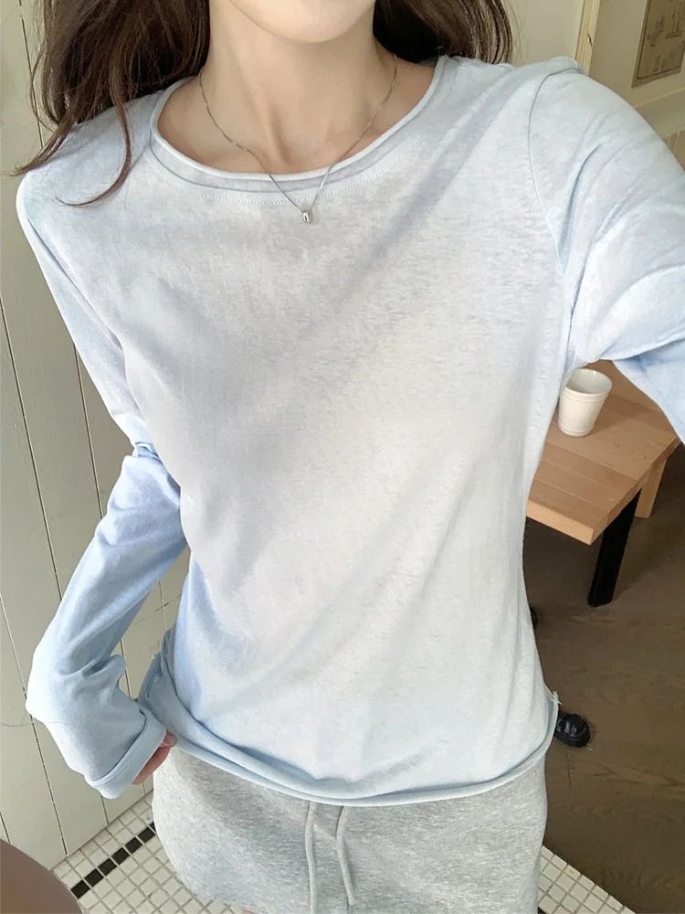 春秋に重ね着するTシャツは、どう選ぶ？韓風の薄手ロンTが日常を彩る理由