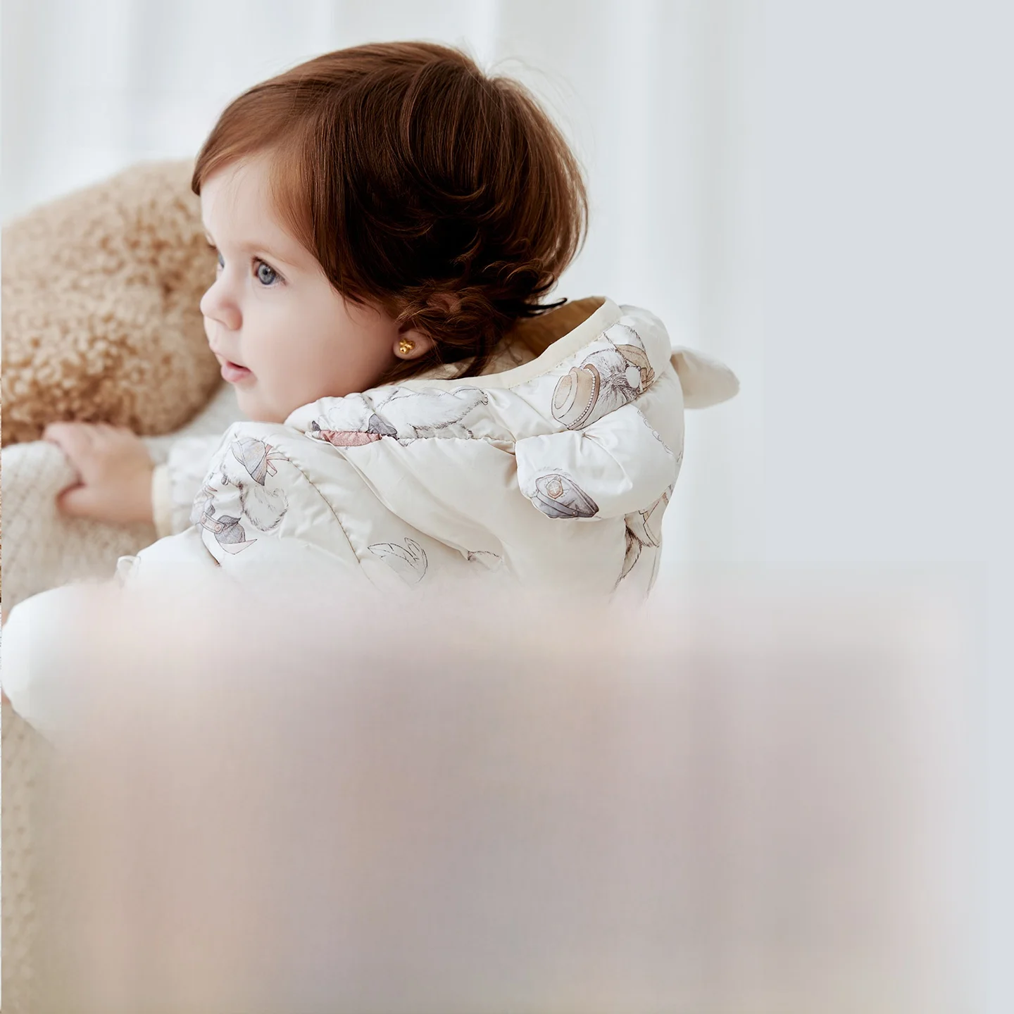 1歳 寝るときの冬服 どんなものいい？フード付き軽量羽毛ベビーオールインワンが解決する理由