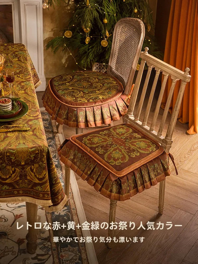 リーナ 欧式クッション：レトロデザインの赤色が空間を高級感に変える