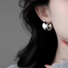 金属製の重厚感あるイヤリング【ファッショナブルなデザイン・女性用】