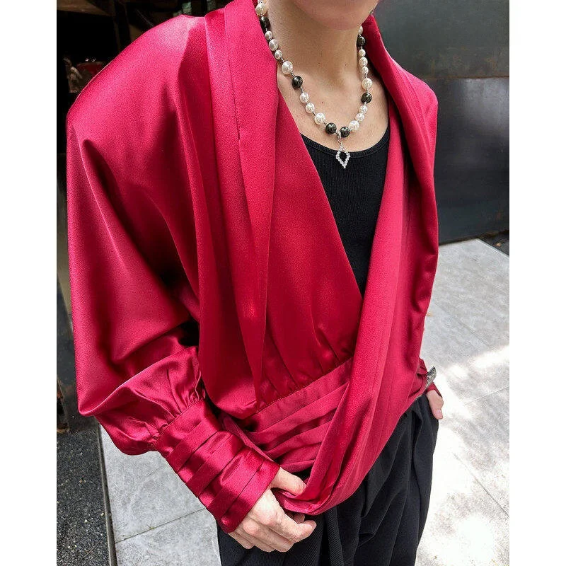 赤い服を着るとき、どう選ぶべきか？赤と黒、黄と赤、どんな組み合わせがオシャレで気分を上げるのか