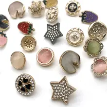 ファッショナブルなパールボタンのシャツ【白い花柄・金属ボタン】