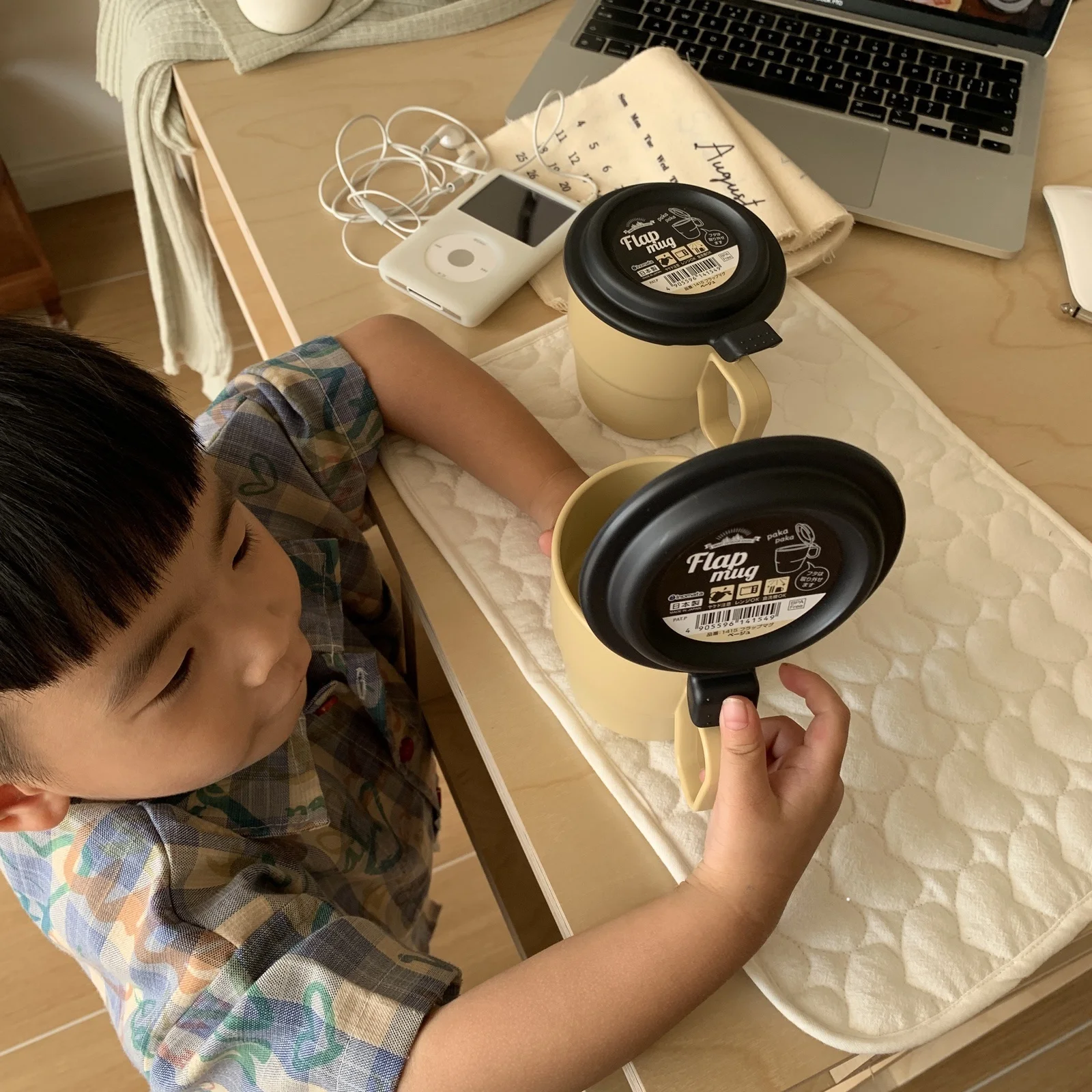 保温・保冷機能付きフタ付きコーヒーカップ：こぼれにくい設計と車載・アウトドア対応の実用性