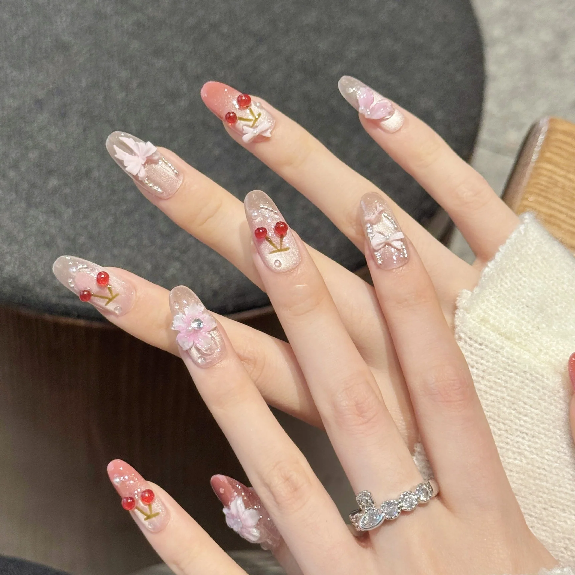 可愛らしい桜桃型デザインの手作り着用ネイルチップ：夏にぴったりな派手で可愛いフレームの選び方