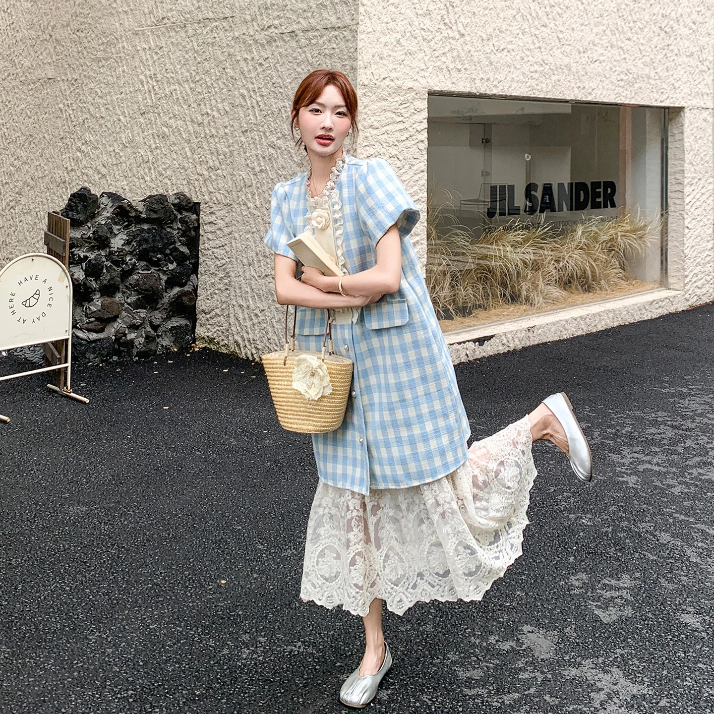 20代の可愛い服に迷ったとき、どう選ぶ？青いチェック柄のレースキャミソールドレスが解決する
