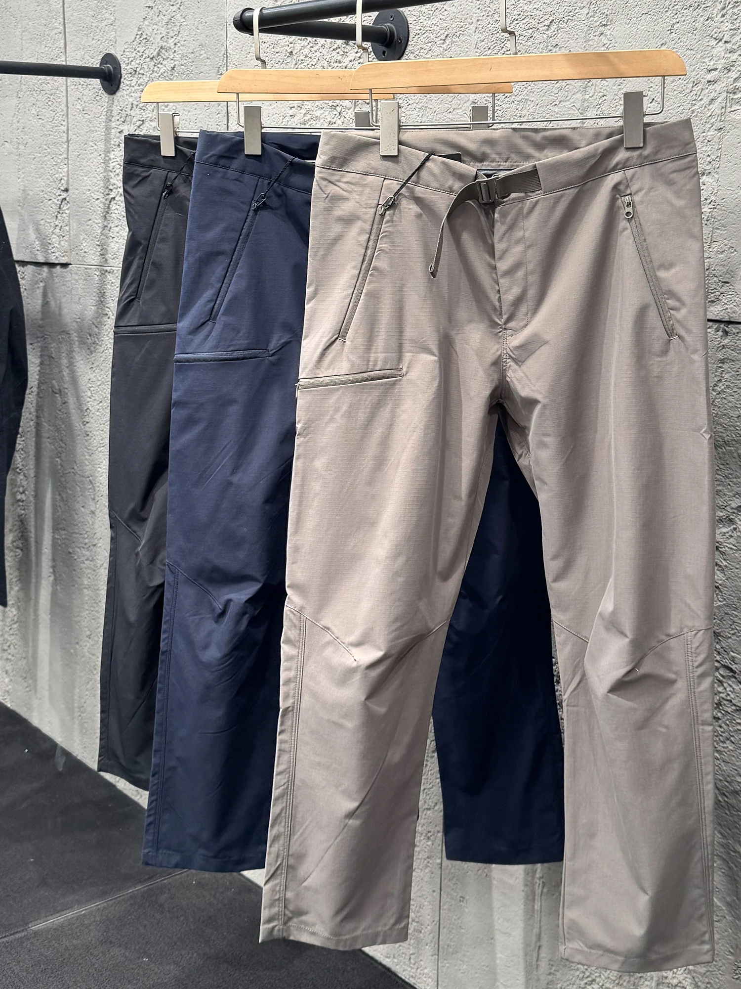 アウトドア パンツ メンズ どう選ぶ？通気性と軽量が融合した「春夏用軽量パンツ」の本物の使い勝手とは