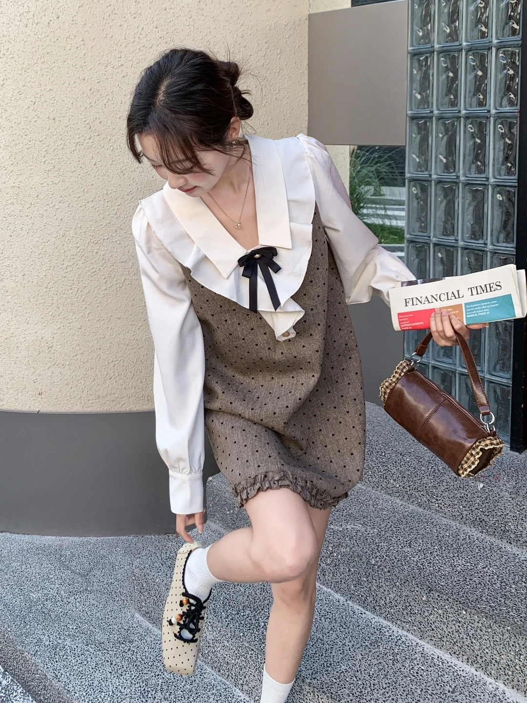 フリル付き二重仕立てドレス：大人っぽい女性向けの春用ファッション