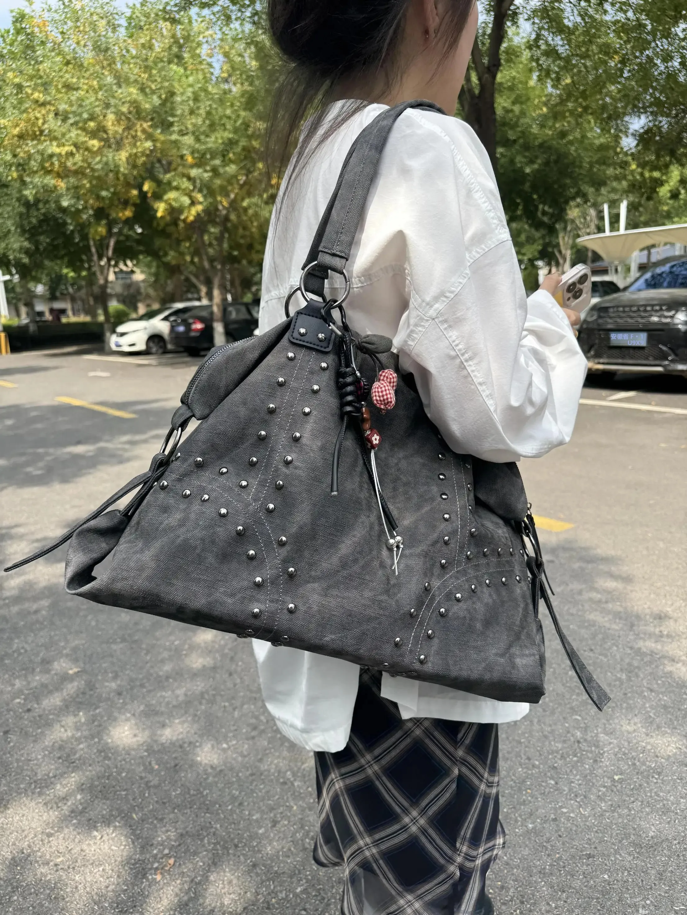 トートバッグ【スタッズデザイン・通勤用・大容量】の実用性とデザイン特徴