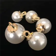 金色の花びらベースのパール ボタン