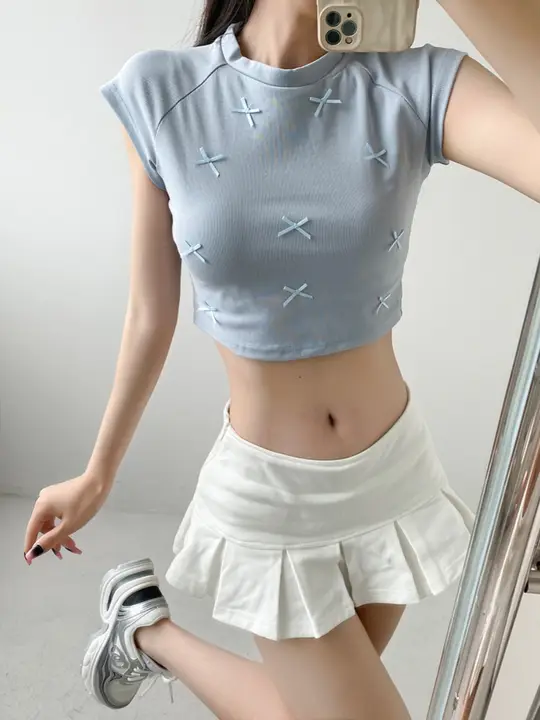 蝶結びデザインの短袖フィットTシャツ【露出感のあるクロップド丈・女子向け】