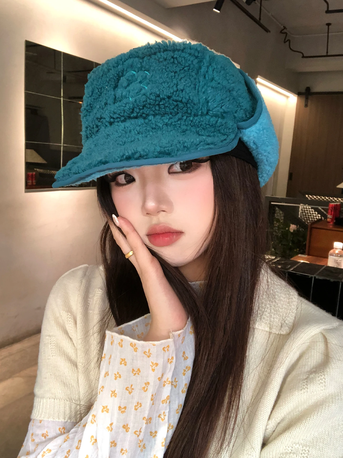 冬キャンプ 帽子 おすすめ：青色の羊毛フリース 花刺繍入り レディース防寒キャップ