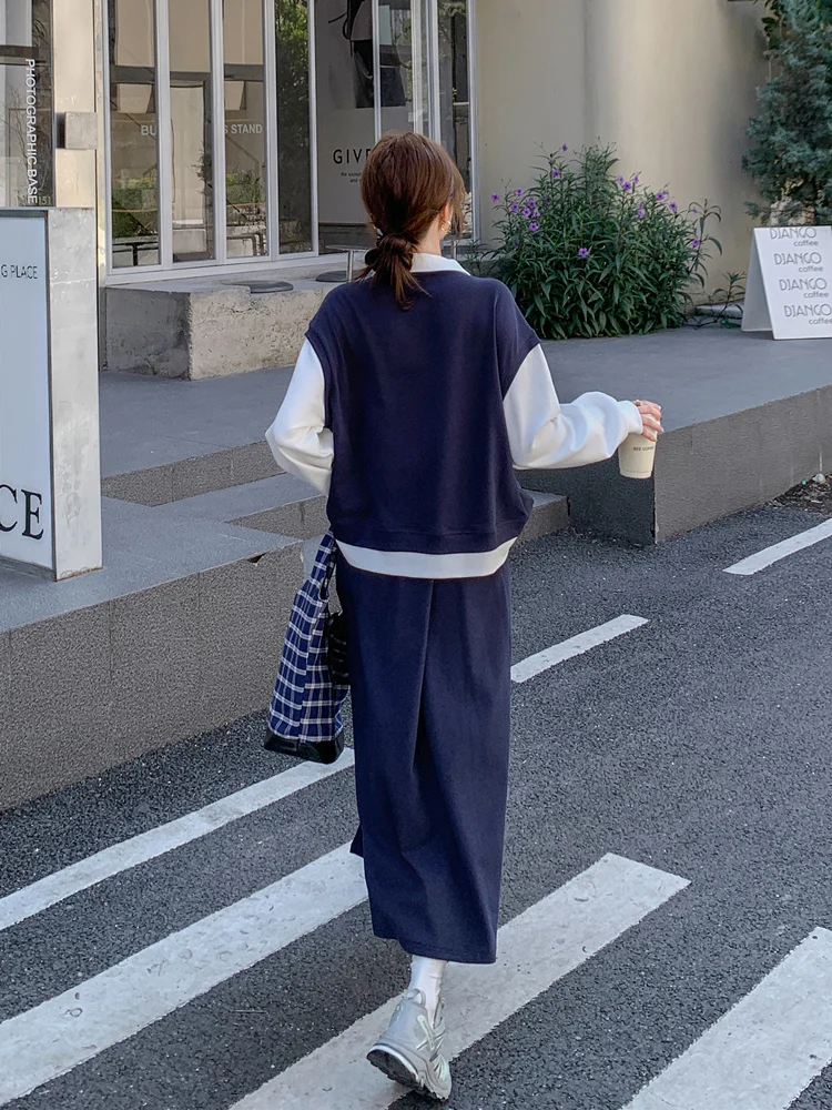 深青色ポロ襟スウェットシャツ：30代女性が自然に着こなすシンプルカジュアルスタイル